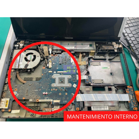 Servicio de mantenimiento interno para laptops
